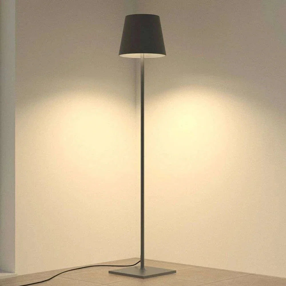 Nowoczesna, bezprzewodowa lampa LED podłogowa z funkcją ładowania