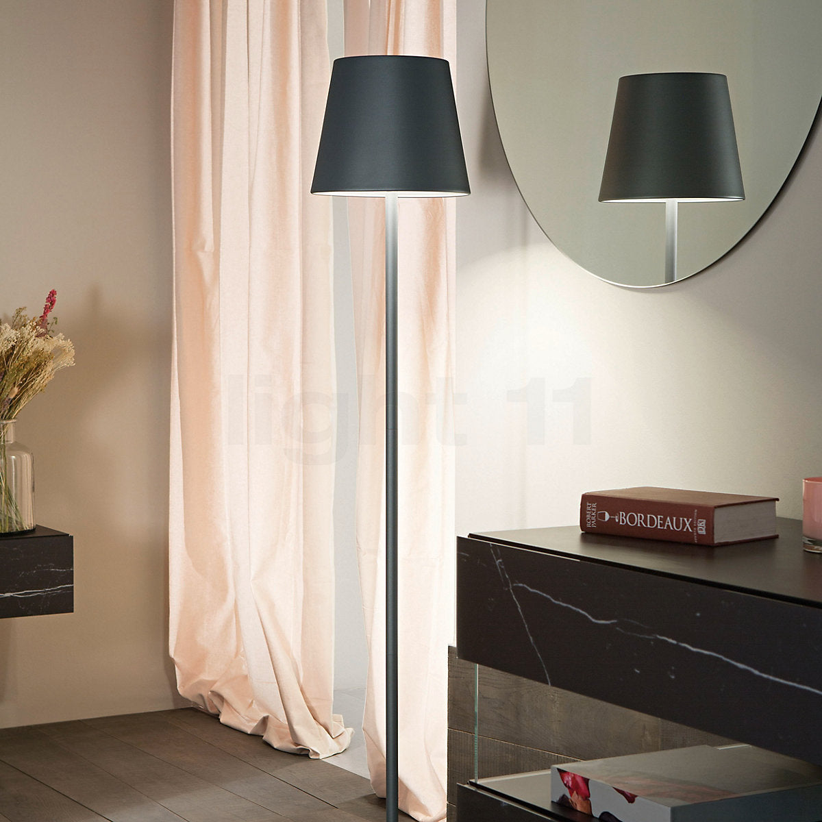 Nowoczesna, bezprzewodowa lampa LED podłogowa z funkcją ładowania